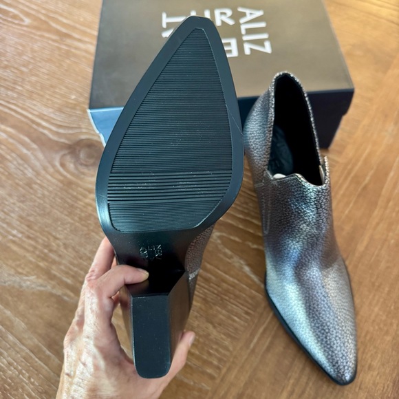 NEW Naturalizer Rosetta textured metallic silver booties 8.5M - Picture 6 of 9